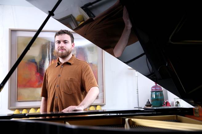 鋼琴家安東．哥琛貝爾格曾在12年前來台，當時和哥哥丹尼爾以「哥琛貝爾格二重奏」為搭檔。這次他要首度舉辦鋼琴獨奏會。（黃世麒攝）