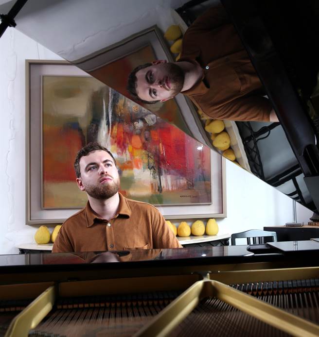 鋼琴家安東．哥琛貝爾格認為，音樂演奏是從心出發，加上腦袋的想像力，以及身體能量的解放。（黃世麒攝）