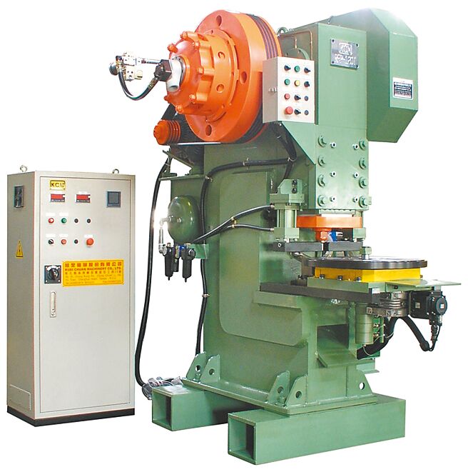 桂全採机械式传动设计的「NC圆盘冲孔机」，工件冲孔面平整无毛边，快速省时，产能高。图／桂全提供