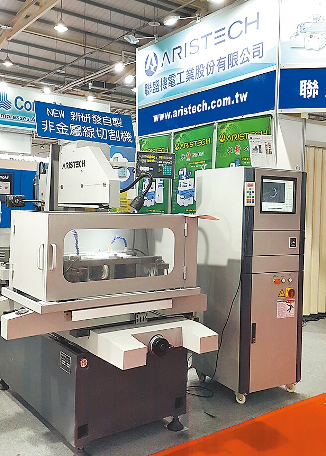 专为「非导电」材料之模具加工新设备，可切割材料范围扩大至玻璃纤维板、橡胶板、陶瓷、光学玻璃、金属非金属复合材料、半导体材料等均可切割成形。图／王妙琴