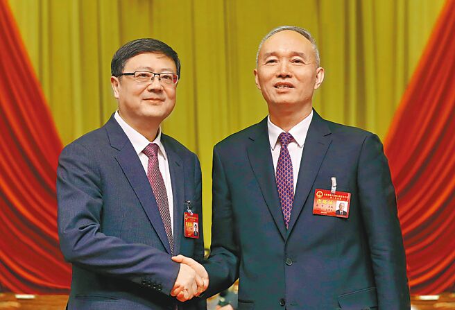 中共新一届中央政治局委员名单出炉，66岁的北京市委书记蔡奇（右）与58岁的北京市市长陈吉寧（左）皆榜上有名，蔡奇将任中央书记处第一书记，其遗缺可望由陈吉寧出任。（中新社）