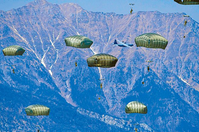 俄国侵乌，北约组织边境、距罗马尼亚与乌克兰边界仅3英里处受到威胁，美国101空降师近80年首次部署欧洲。图为美军在义大利境内进行空降行动时摄。（摘自美国国防部官网）