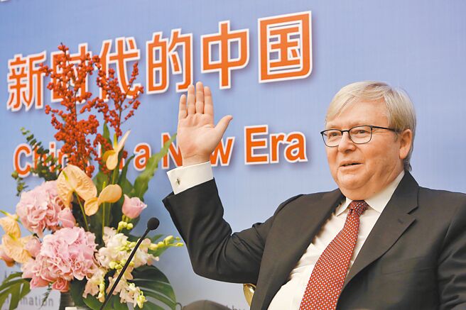 中共新领导班子23日揭晓，被视为「中国通」的澳洲前总理陆克文指出，习近平主政以意识形态驱动政策，于是政治推向列寧主义的左翼，经济推向马克思主义的左翼，外交政策推向民族主义的右翼。图为陆克文2017年时参加第七届世界中国学论坛活动。（中新社）