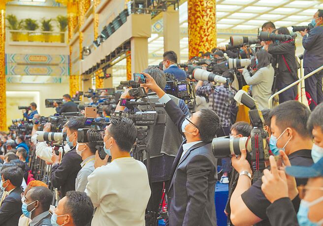 新一届的中共中央政治局新常委23日首次亮相，引发中外记者抢拍。（新华社）