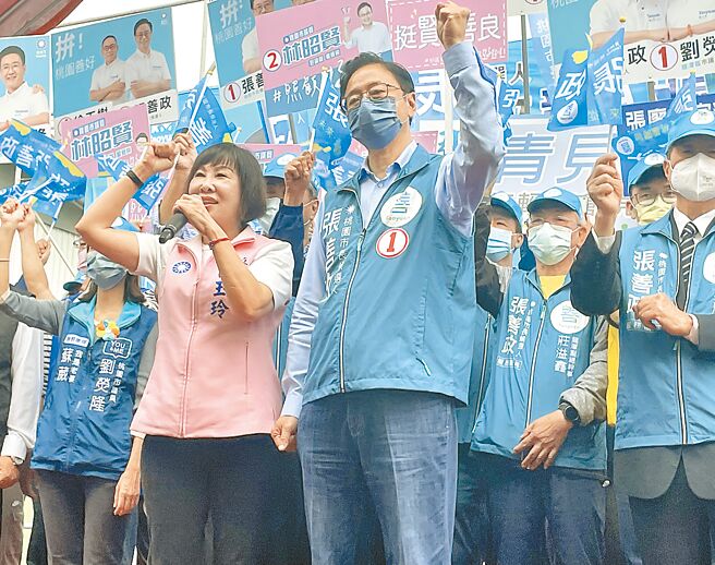 國民黨桃園市長候選人張善政（前排右）參加龍潭造勢活動，也批評對手鄭運鵬不適合當桃園市長。（呂筱蟬攝）