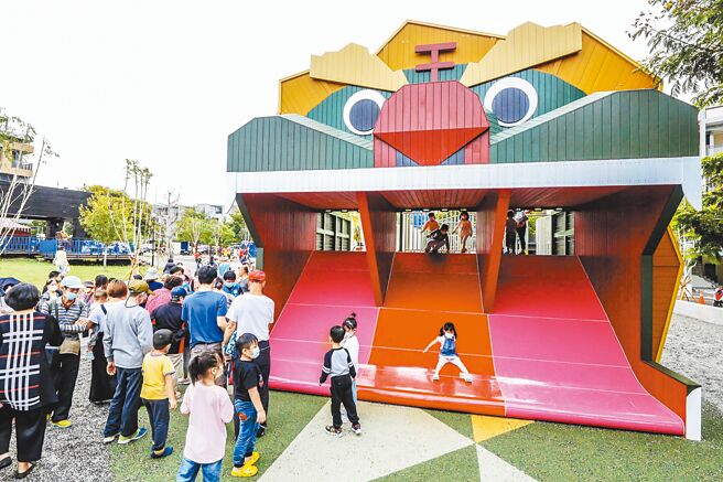 新竹縣芎林鄉「公1方口獅特色公園」導入地方文化的客家方口獅溜滑梯，造型相當吸睛，吸引大小朋友搶先體驗。（羅浚濱攝）