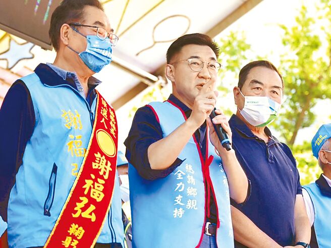 国民党苗栗县长候选人谢福弘（左）昨天成立铜锣乡竞选总部，立委江启臣（中）、徐志荣等人到场站台，为谢拉抬声势。（谢福弘竞选总部提供／李京升苗栗传真）