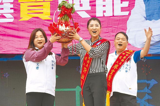 国民党南投县长候选人许淑华（中）、中寮乡长候选人廖宜贤（右），23日成立中寮乡联合竞选总部。（许淑华服务处提供／廖志晃南投传真）