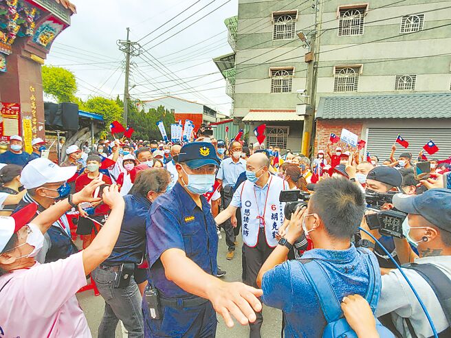 前高雄市長韓國瑜23日為「老鄉」斗六市代會主席胡克勤助選，他抵達會場時，支持者夾道迎接。（周麗蘭攝）