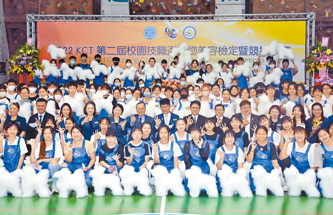 大仁科大举办宠物美容检定竞赛，吸引全台272名相关科系学生报名参与，打破歷年纪录。（林和生摄）