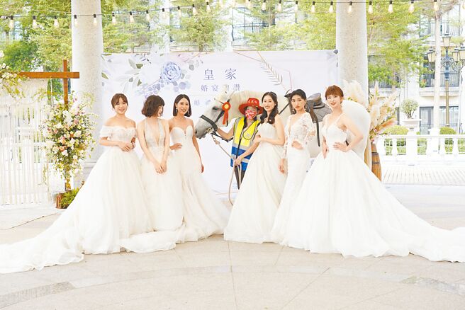 婚宴市场回温，义大皇家酒店23日下午特别选在具欧式庭园氛围的皇家花园广场举办「皇家婚宴礼讚」婚礼体验日，现场模特儿婚纱走秀，让准新人讚嘆不已。（林雅惠摄）