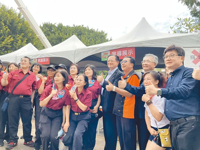 高雄市义消总队23日举办高雄市义消打火兄弟嘉年华会，消防署长萧焕章（中）也到场一一参观各展示摊位。（洪靖宜摄）