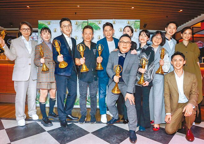 李杏（左二）憑《茶金》奪得金鐘女配，與《茶金》劇組郭子乾（左四起）、温昇豪、連俞涵（右五）等人開心合影。（粘耿豪攝）