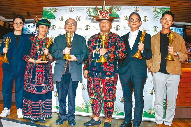 《斯卡羅》拿下最佳戲劇獎，吳慷仁（右起）、導演曹瑞原與劇組慶功。（粘耿豪攝）