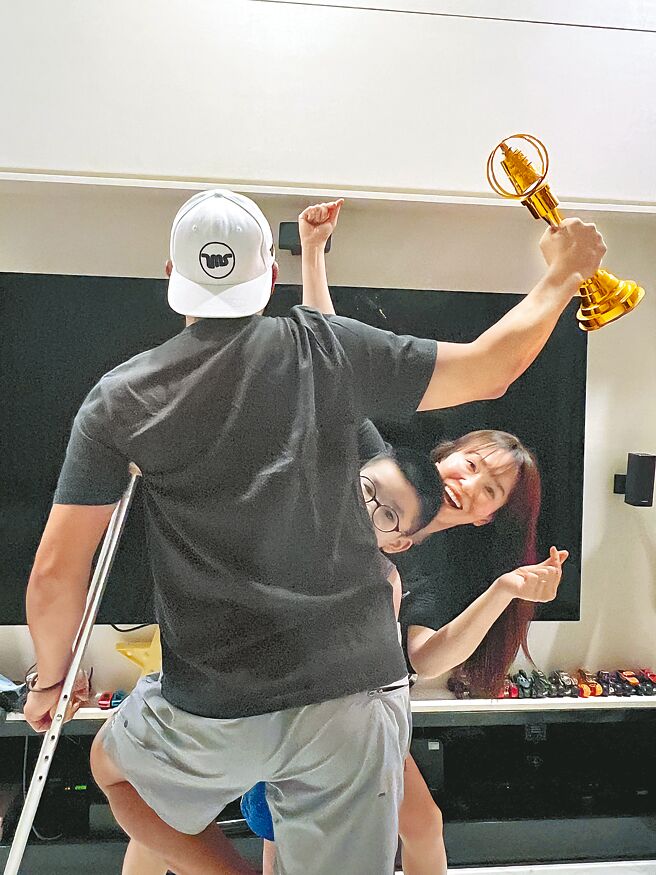李銘順（前）與老婆范文芳、孩子越洋慶祝奪獎。（愛奇藝國際站提供）