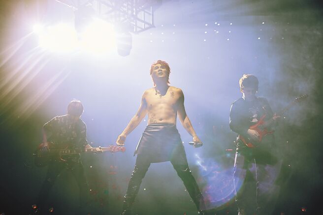 王仁甫在演唱会上秀出瘦身成果。（华贵娱乐提供）