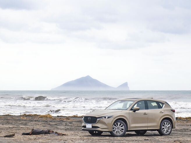 2023年式MAZDA CX-5首度导入能呈现丝绸质感全新车色「雪幻白」，图为顶规25T AWD Signature版，售价为148.5万元，车色则为接单生产的锆石棕车色。（陈大任摄）