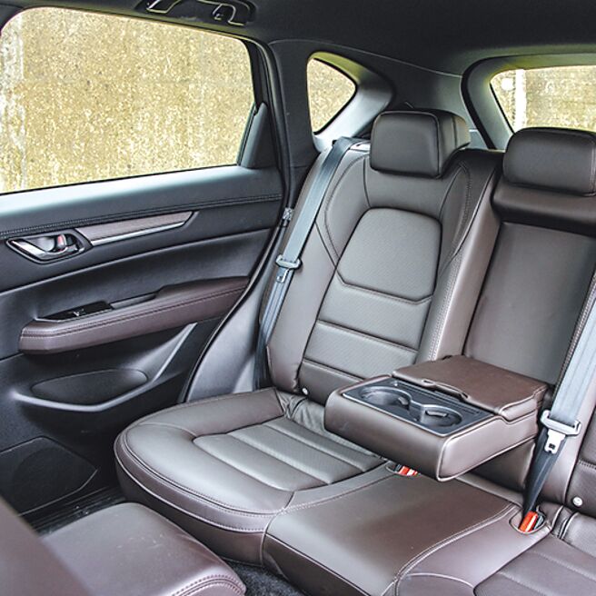 Nappa皮椅中央扶手内有2个USB-C插孔。（陈大任摄）