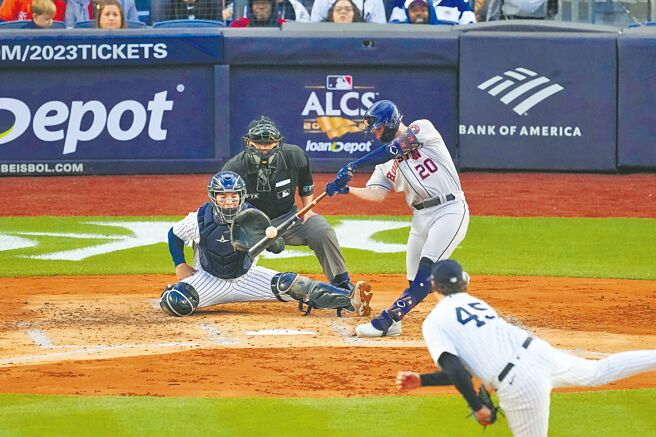 太空人打者麦柯密克昨在2局挥出两分全垒打的瞬间。（路透）