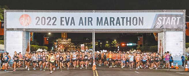 首度升級全馬的2022長榮航空城市觀光馬拉松，昨天在總統府前盛大開跑，現場超過2萬名跑者參與。（大會提供）