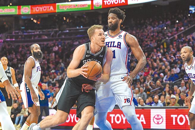 马刺中锋珀特尔持球强攻，遭到七六人中锋恩比德（右）阻挡。（路透）