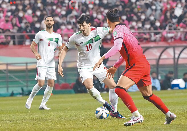 效力于德甲勒沃库森的阿兹穆（中）是伊朗的当家射手。（美联社）