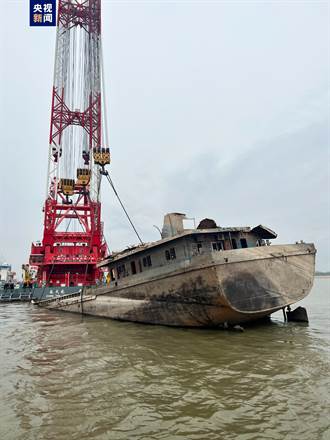 長江中游歷史沉船「二航9566」順利打撈出水