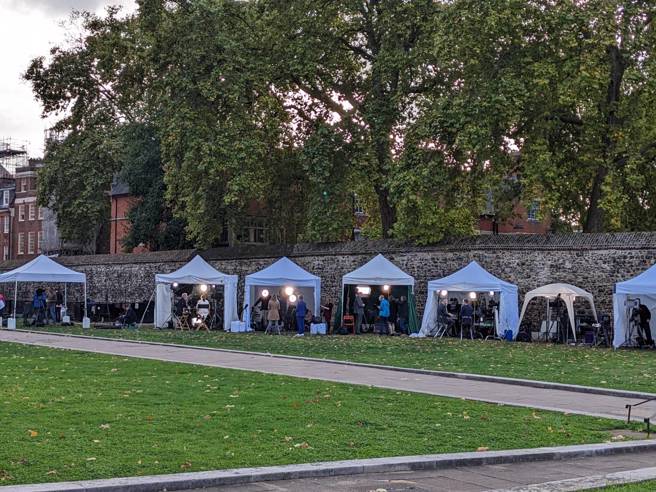 英國首度選出印度裔首相，消息傳出，各國媒體紛紛在國會大廈外、距離唐寧街約500公尺遠的公園開設直播現場，顯示國際對新任英國首相的重視。圖／讀者朱真楷提供