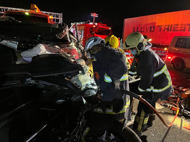 消防人员利用破坏器材协助休旅车驾驶脱困。（翻摄照片／李京升苗栗传真）