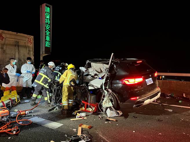 消防、救护人员到场抢救。（翻摄照片／李京升苗栗传真）