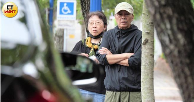 侯孝贤与朱天文在路边聊天，上月曾染疫的他看起来气色不错。（图／本刊摄影组）