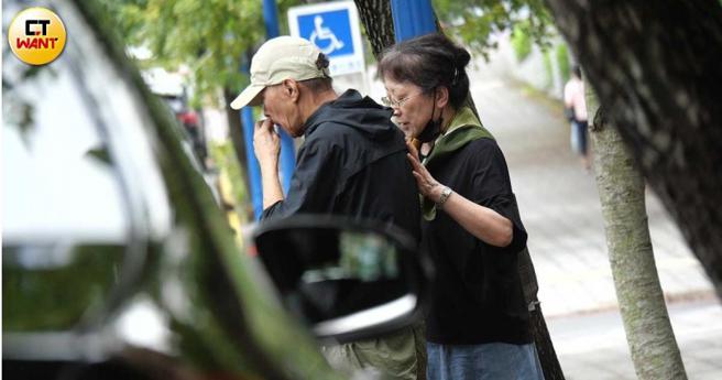 车子来了侯孝贤与朱天文先后上车离开。（图／本刊摄影组）