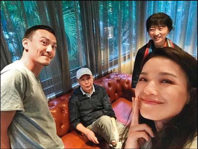 两年前舒淇2年前曾PO出与张震、侯孝贤、朱天文等人合照。（图／取自舒淇IG）