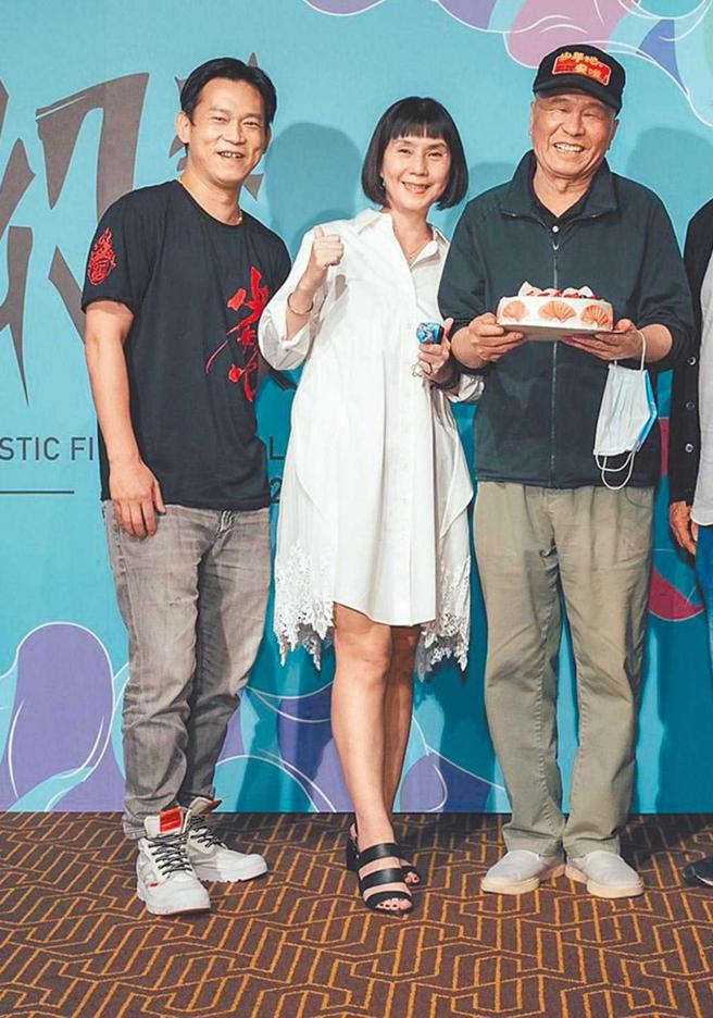 顏正国（左起）、魏筱惠今年四月曾在首映会上替侯孝贤庆生。（图／金马执委会提供）