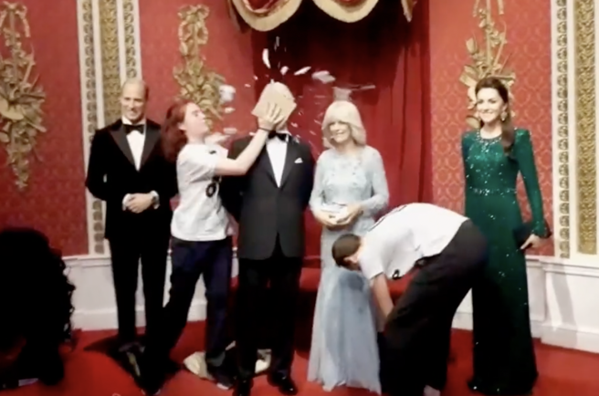 「拦住石油」（Just Stop Oil）的支持者在伦敦杜莎夫人蜡像馆用巧克力蛋糕覆盖了查尔斯三世国王的蜡像。(Twitter)