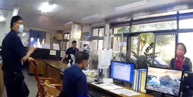 赖姓妇人到东势警分局石冈派出所求助，差点又落入诈骗集团的新陷阱。（警方提供）