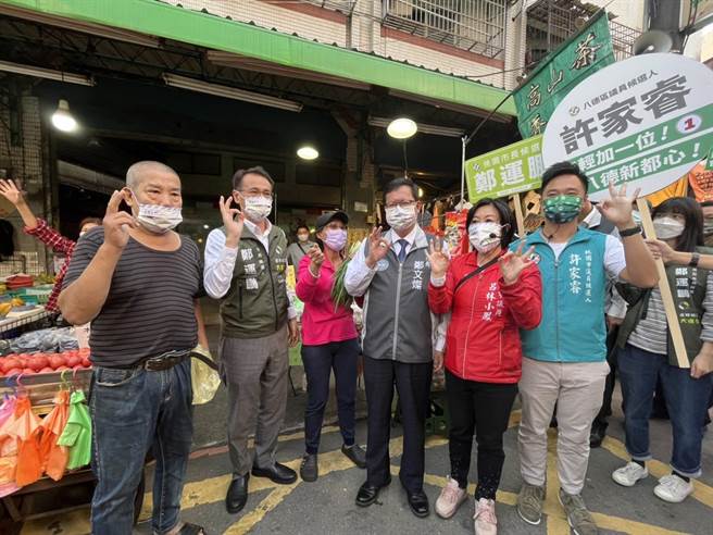 民进党桃园市长候选人郑运鹏先前因确诊错过大湳市场扫街，今天再度与桃园市长郑文灿合体至大湳市场扫街拜票。（陈梦茹摄）