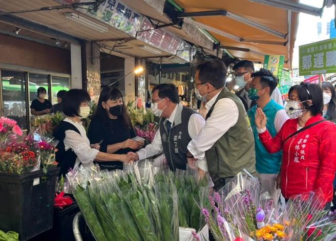 民进党桃园市长候选人郑运鹏先前因确诊错过大湳市场扫街，今天再度与桃园市长郑文灿合体至大湳市场扫街拜票。（陈梦茹摄）