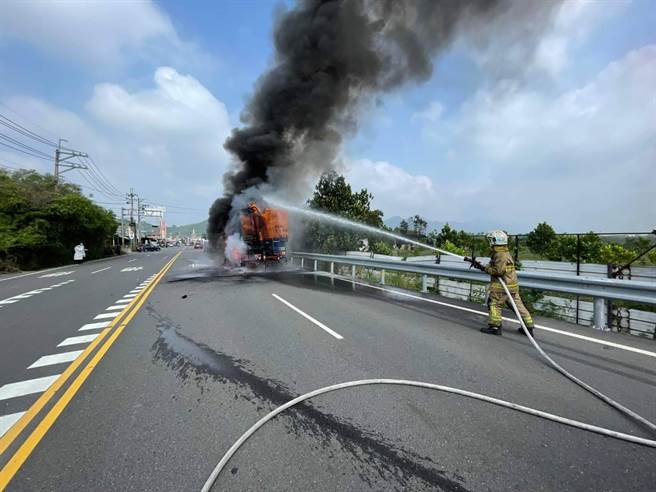 高雄市旗山区24日上午发生火烧车意外，消防局人员到场抢救。（翻摄照片／林瑞益高雄传真）