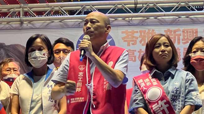 图为前高雄市长韩国瑜（前排中）为已故前高市议长许崑源之女、高市议员参选人许采蓁（前排右）站台。（资料照，柯宗纬摄）