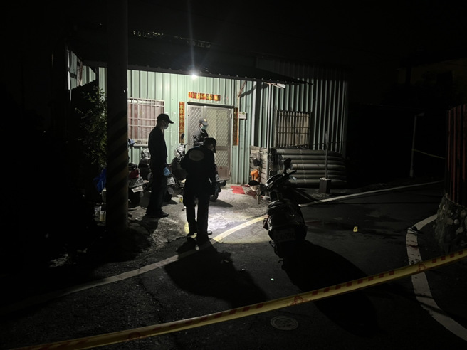 屏东命案！1家3口遭邻居狂砍，父死儿子遭断指，凶嫌重伤肚肠外露。(叶庭欣/翻摄)