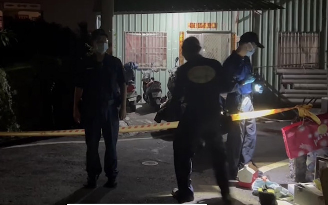屏东命案！1家3口遭邻居狂砍，父死儿子遭断指，凶嫌重伤肚肠外露。(叶庭欣/翻摄)