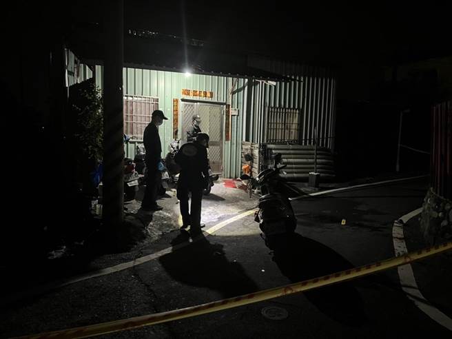 屏东佳冬乡24日深夜惊传命案，吴姓男子疑因与锺姓男邻居不睦，竟持刀往对方脖子割，锺男妻儿见状后上前拦阻，也不幸惨遭吴嫌砍伤。（警方提供／谢佳潾屏东传真）