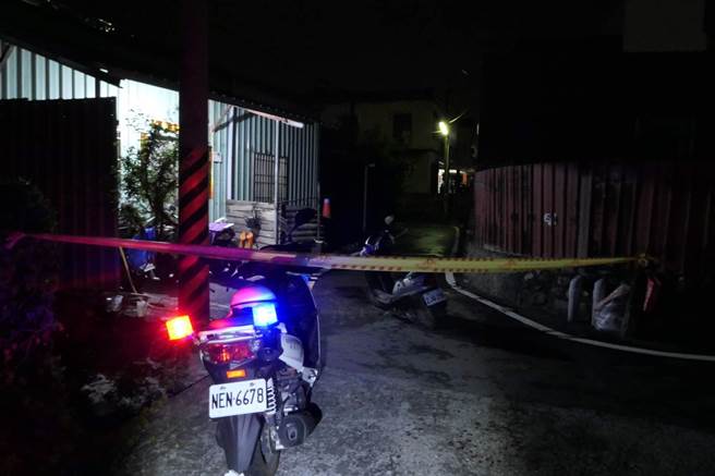 屏东佳冬乡24日深夜惊传命案，吴姓男子疑因与锺姓男邻居不睦，竟持刀往对方脖子割，锺男妻儿见状后上前拦阻，也不幸惨遭吴嫌砍伤。（警方提供／谢佳潾屏东传真）