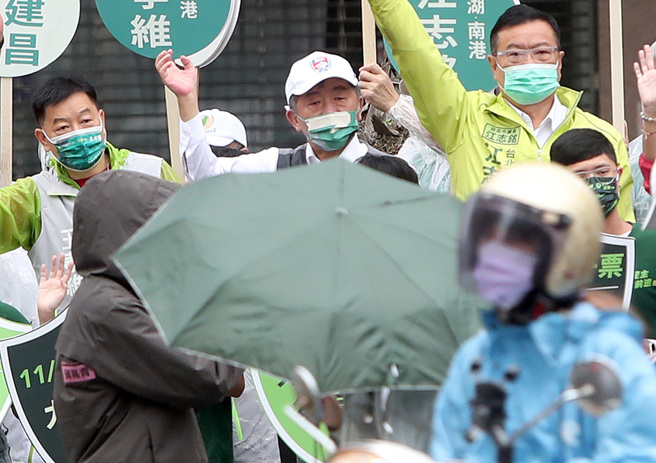 圖為民進黨台北市長候選人陳時中（中）12日在內湖街頭拜票。（中時資料照，鄭任南攝）