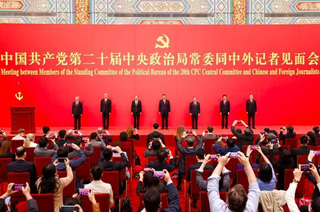 習進平23日率新一屆常委班底亮相，外國在華商會對中國經濟發展前景感到不安。（中新社）