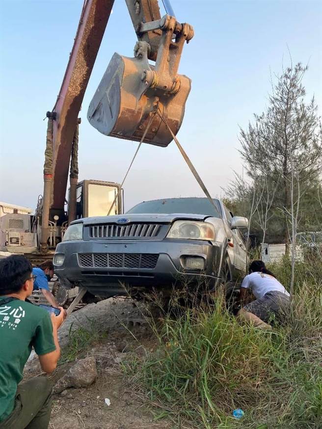 澎湖的工厂业者出动怪手吊起废弃车辆，让不亲人的母犬得以绝育，终结繁殖的循环。（台湾之心提供）