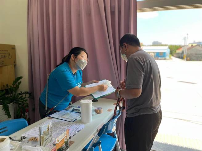 台湾之心为犬猫手术后，志工为饲主细心讲解犬猫术后照护须知。（台湾之心提供）.