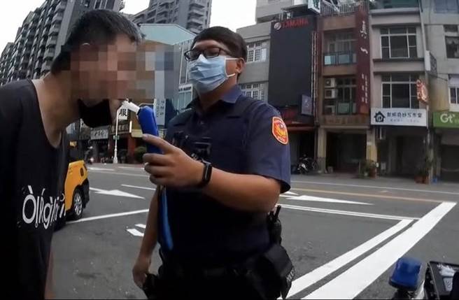 高雄洪男因违规骑上人行道，遭巡逻员警盘查，过程中又发现洪男酒后骑车，酒测值0.29，依公共危险罪移送法办。（翻摄照片／崔正纲高雄传真）
