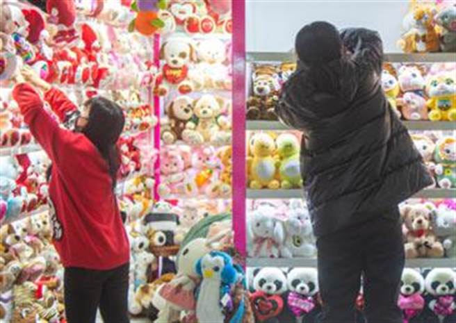 大陆县域省外流入人口排行榜：义乌每2人就有1人来自外省。（观察者网）